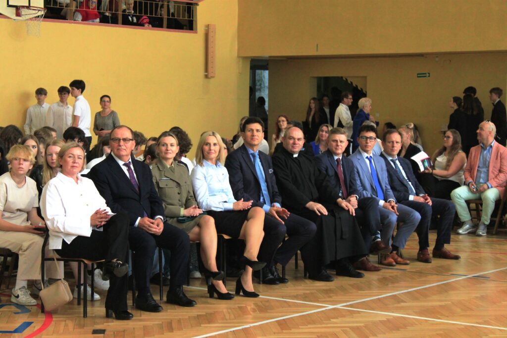 Zaproszeni goście podczas uroczystości zakończenia roku szkolnego.