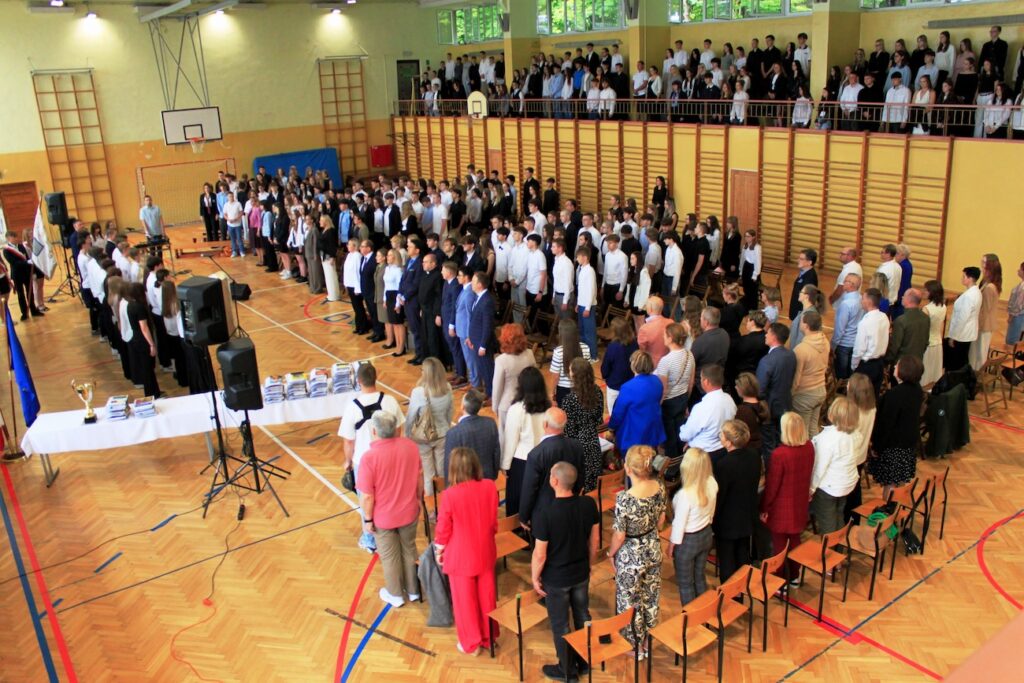 Ekonomik podczas zakończenia roku szkolnego.