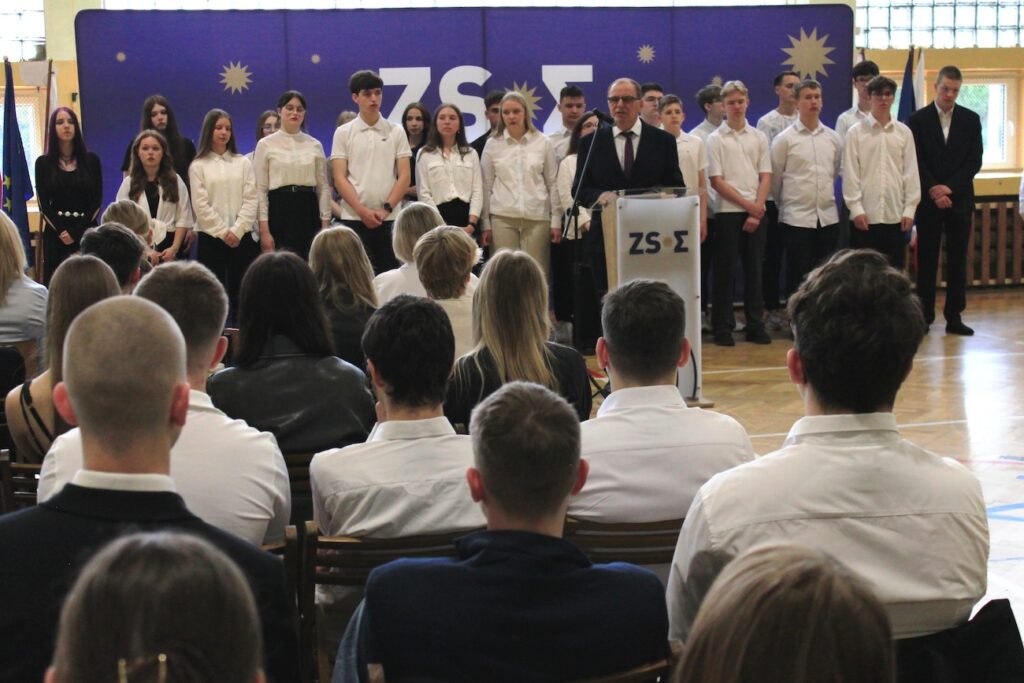 Dyrektor szkoły przemawiający podczas zakończenia roku szkolnego.