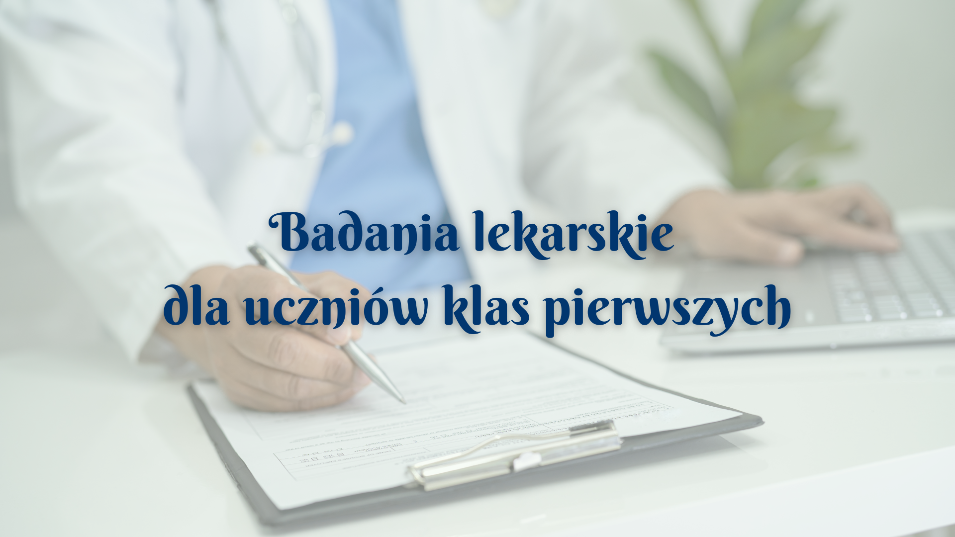Badania lekarskie uczniów do klas pierwszych - w tle lekarz wypełniający ankietę