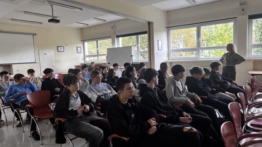 Uczniowe klasy pierwszej podczas wykładu z cyberbezpieczeństwa
