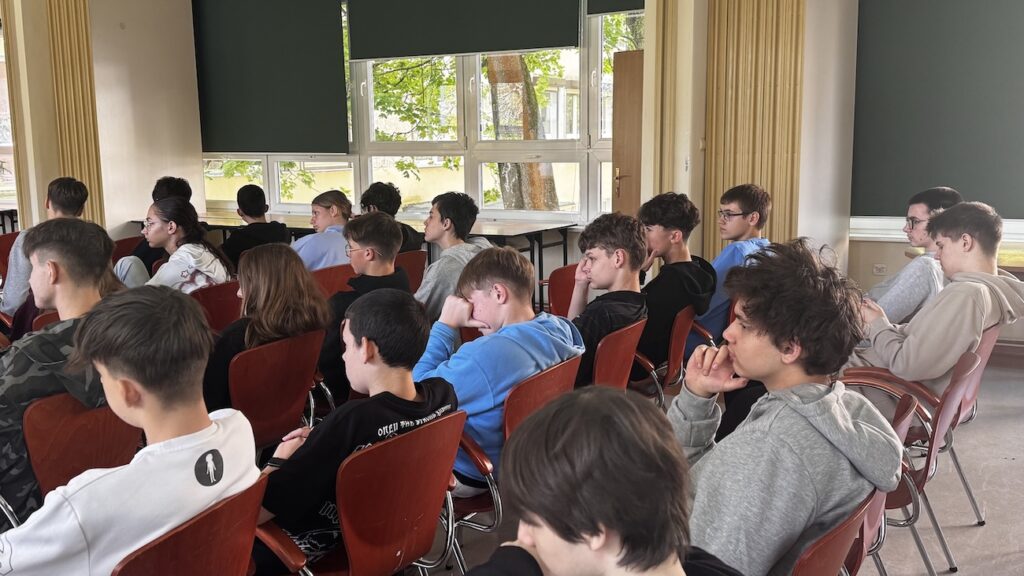 Uczniowe podczas wykładu z zakresu cyberbezpieczeństwa