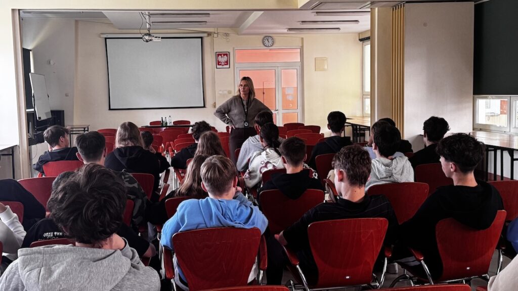 Uczniowe klasy pierwszej wraz z prelegentem podczas wykładu z cyberbezpieczeństwa