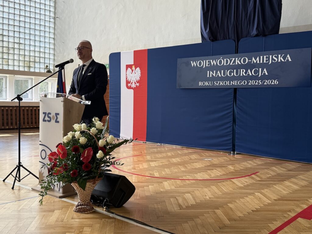 Wojewoda przemawiający podczas inauguracji roku szkolnego 2025/2026.