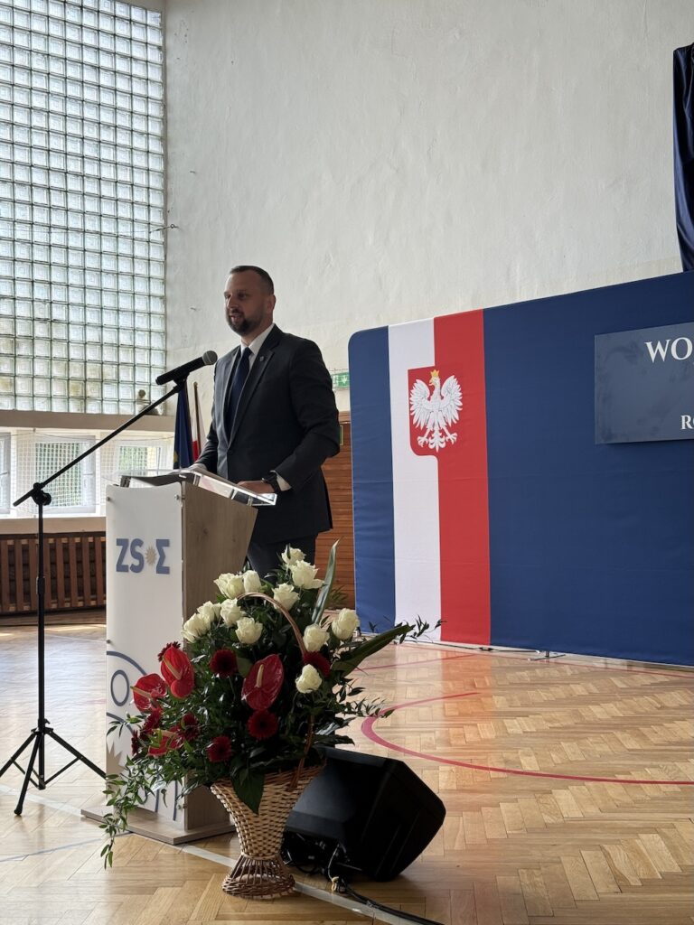 Prezydent Olsztyna przemawiający podczas inauguracji roku szkolnego 2025/2026.