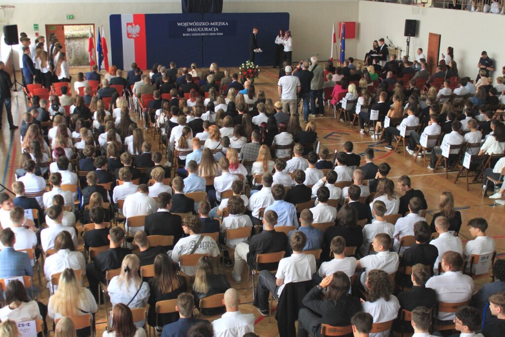 Społeczność szkolna podczas inauguracji roku szkolnego 2025/2026.