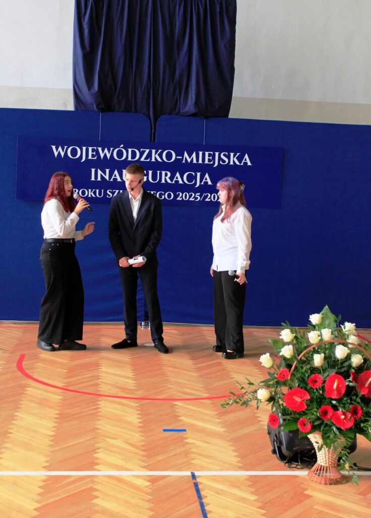 Uczniowie występujący podczas inauguracji roku szkolnego 2025/2026.