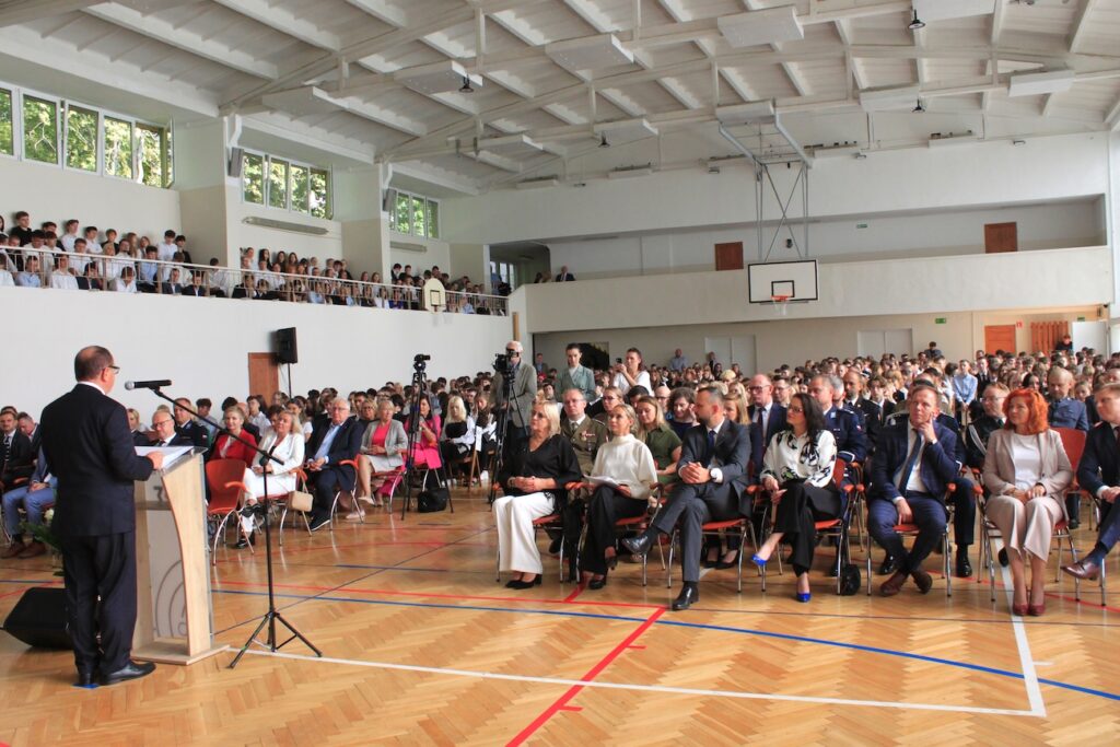 Uczniowie oraz zaproszeni goście podczas inauguracji roku szkolnego 2025/2026.