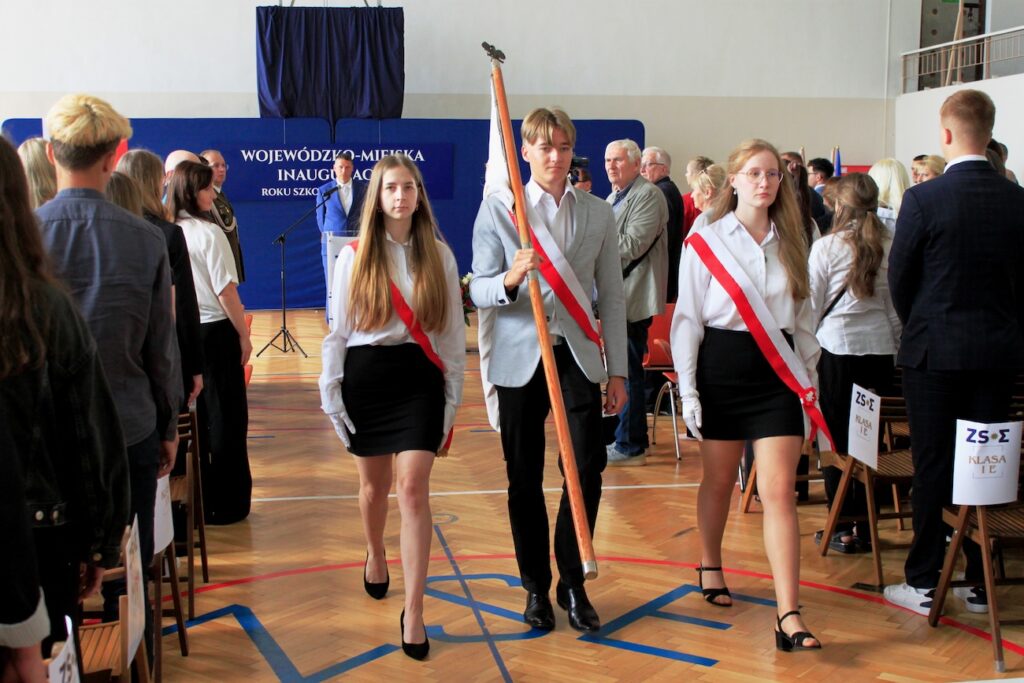Poczet sztandarowy podczas inauguracji roku szkolnego 2025/2026.