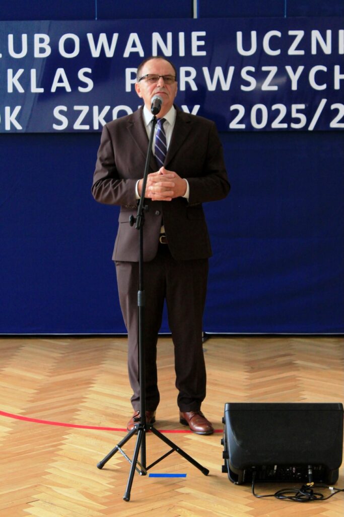 Przemawiający dyrektor szkoły.