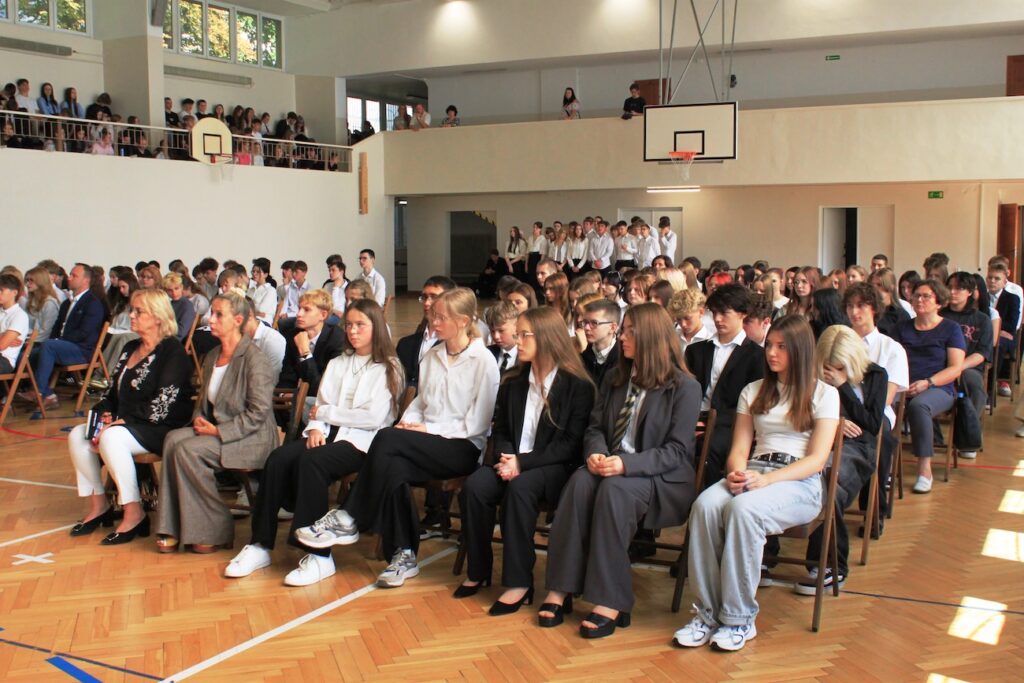 Uczniowie klas pierwszych podczas uroczystości ślubowania klas I.