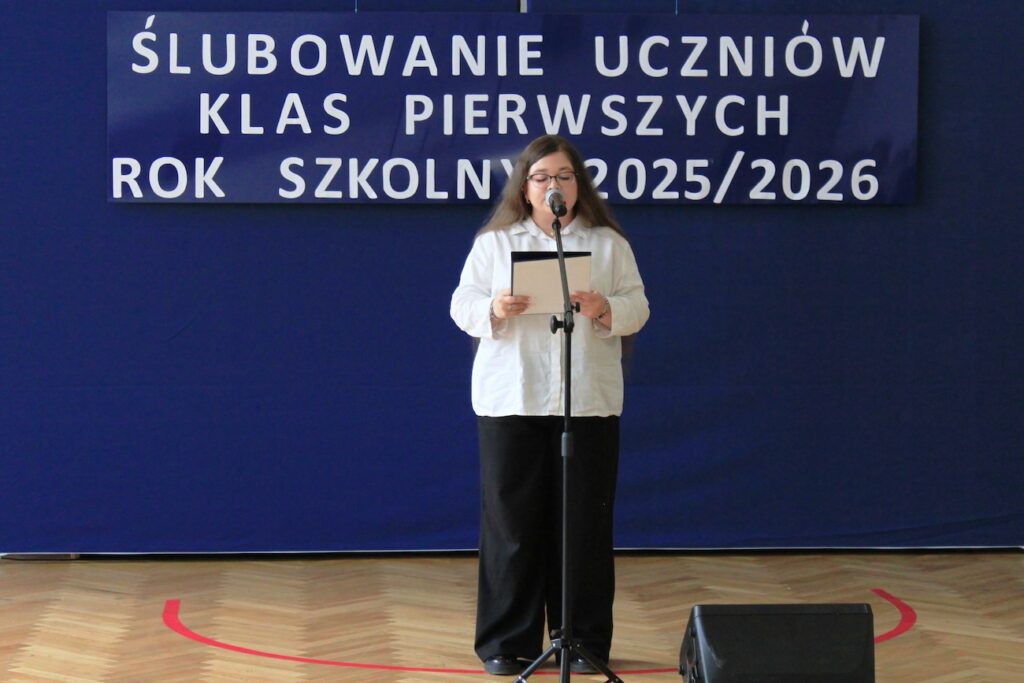 Uczennica wykonująca utwór.