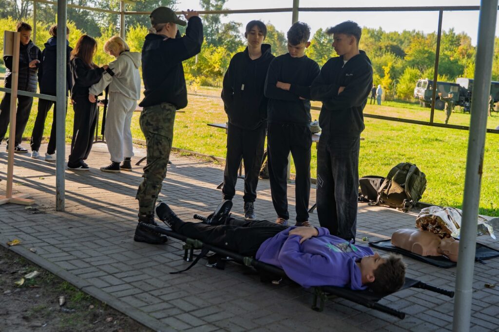 Uczniowie podczas nauki o pierwszej pomocy.