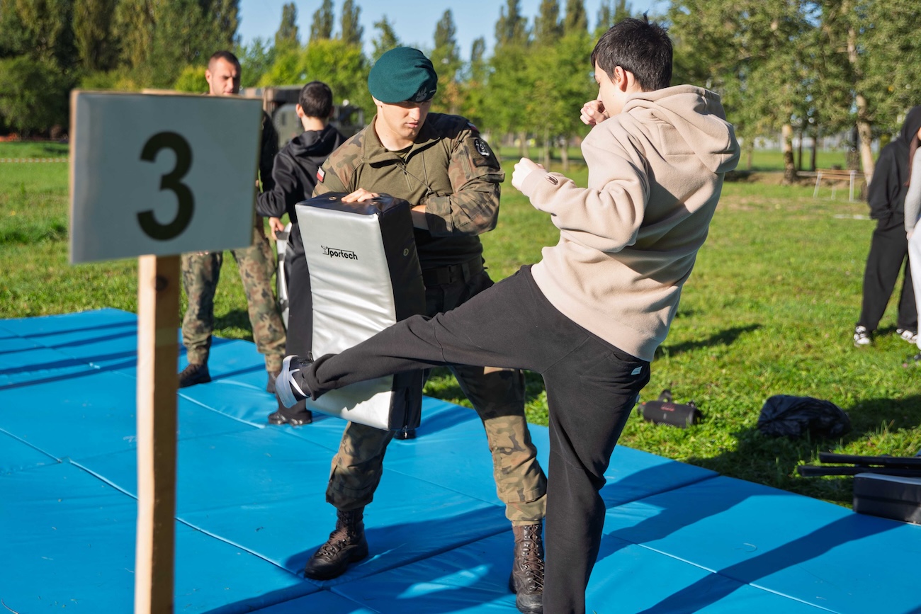 Uczniowie ZSE ćwiczą z żołnierzami
