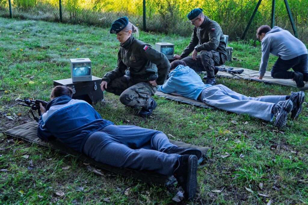 Uczniowie podczas zajęć EDB.