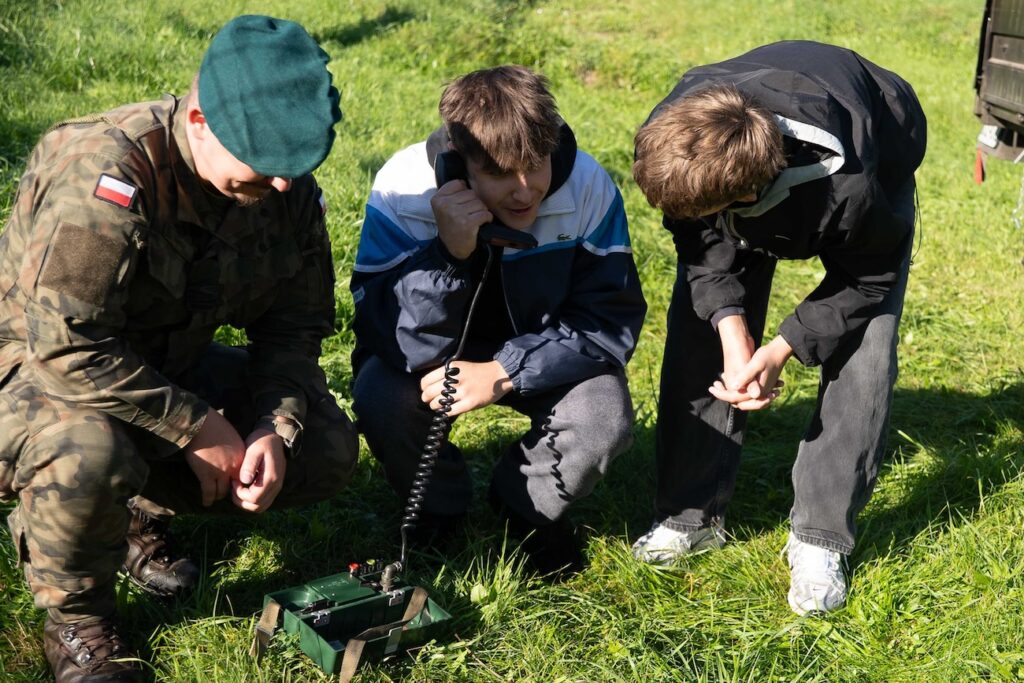Młodzież podczas praktycznych zajęć wojskowych.