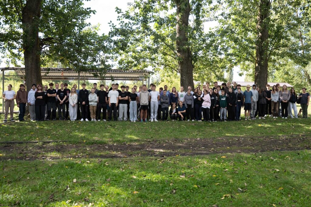 Zdjęcie grupowe klas pierwszych.