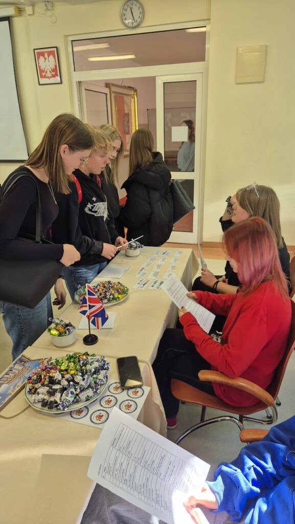 Uczniowie rozwiązujący quiz.