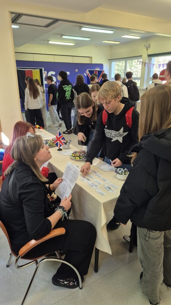 Dzień Języków Obcych. uczniowie grający w gry.