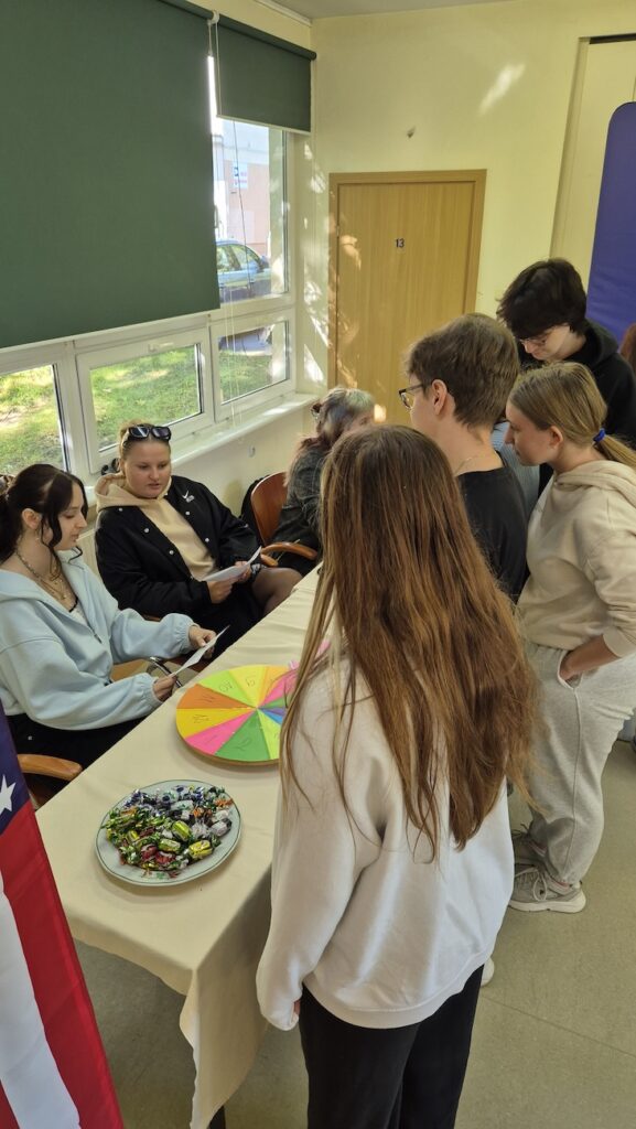 Uczniowie przy stanowisku języka angielskiego.