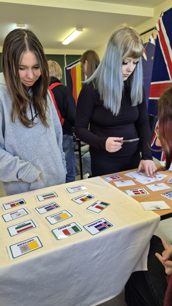 Gra memory. Uczniowie rozwiązujący quiz.