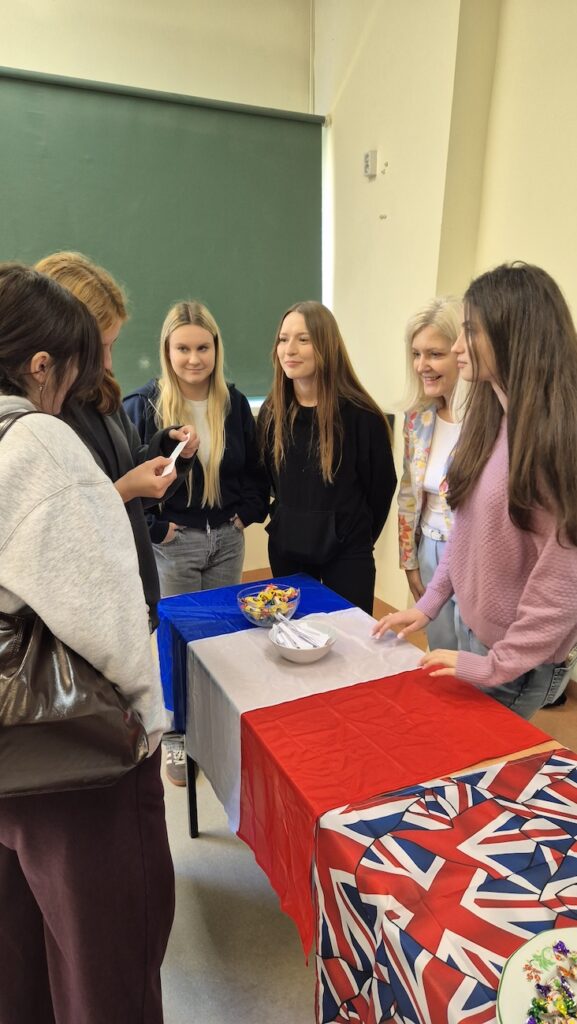 Uczniowie na stanowisku języka francuskiego.