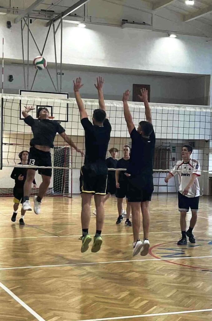 Uczniowie grający w siatkówkę.