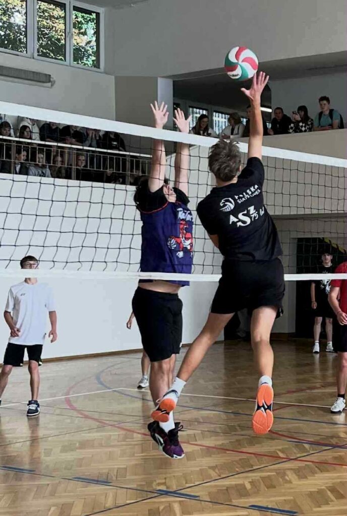 Uczniowie podczas gry w siatkówkę.