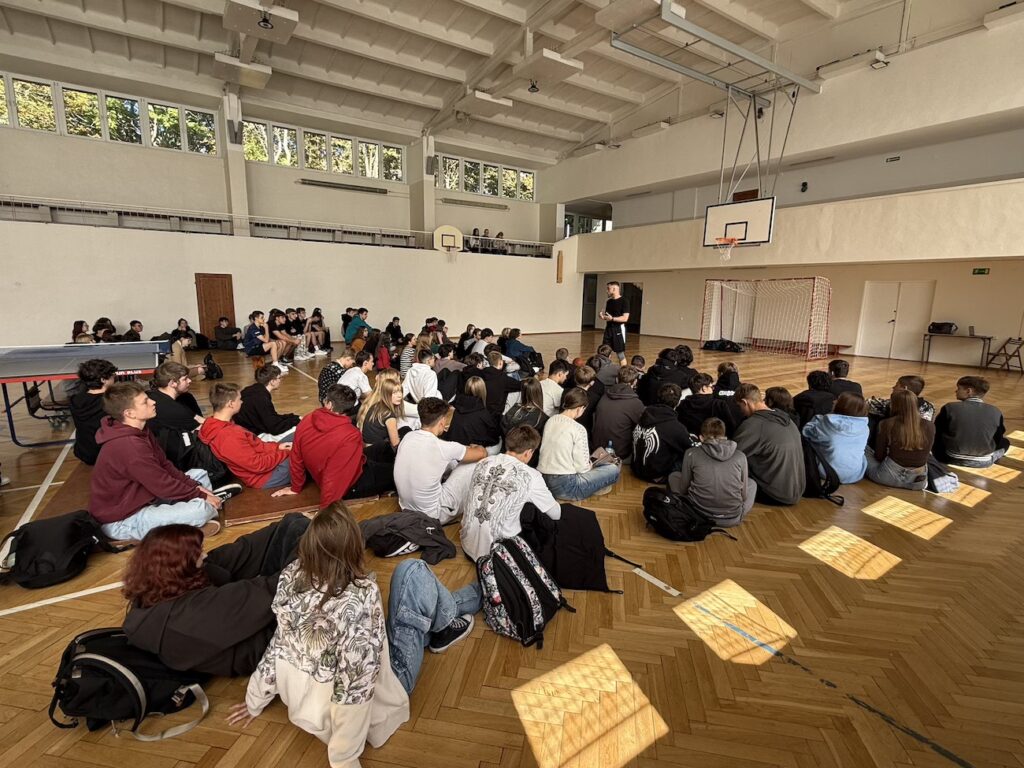 Uczniowie z trenerem koszykówki.