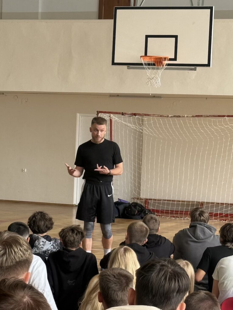 Przemawiający trener koszykówki.