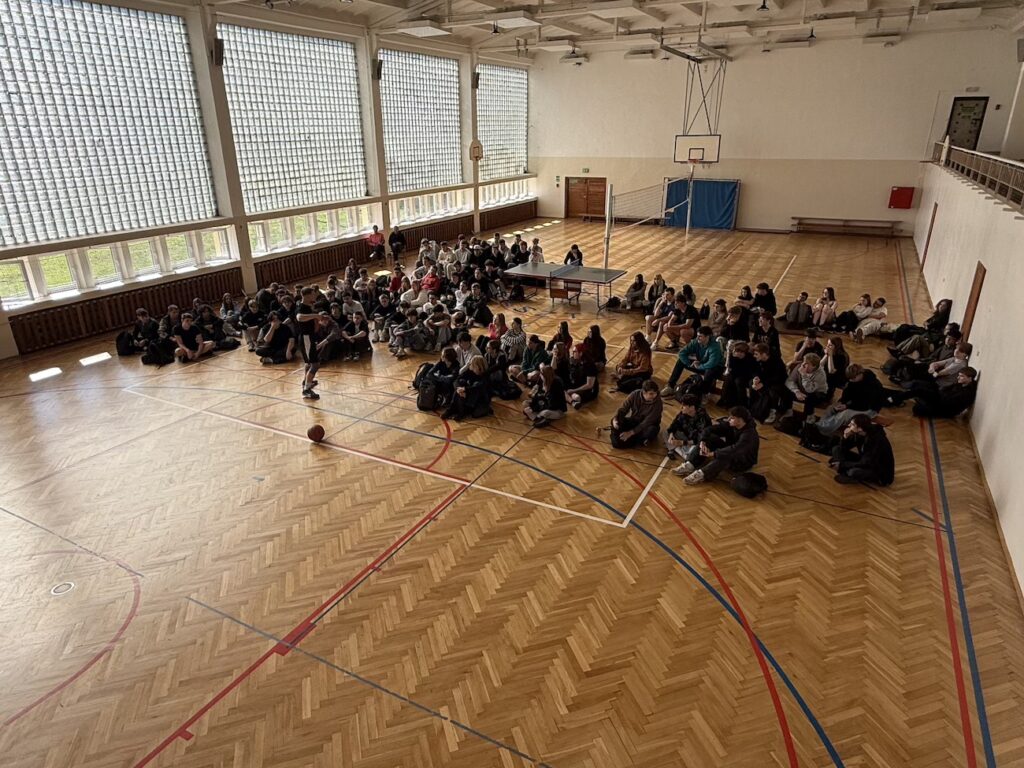 Uczniowie klas 3 i 4 podczas wykładu.