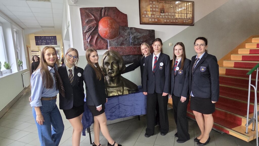 Pozujący uczniowie i nauczyciele