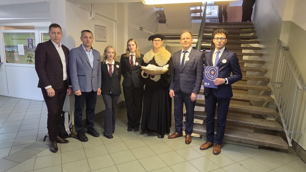 Pozujący nauczyciele i uczniowie