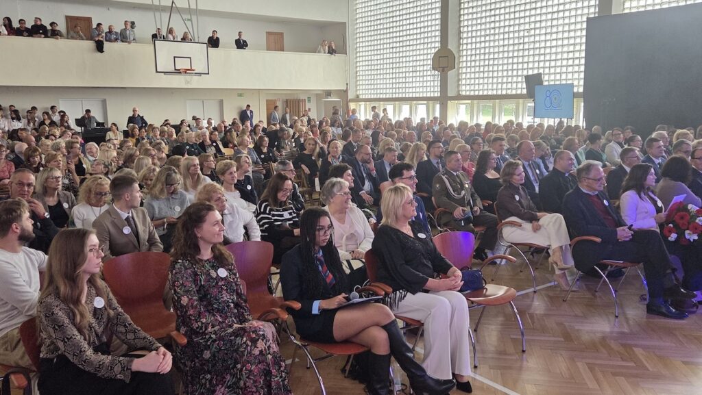 Goście na sali szkolnej