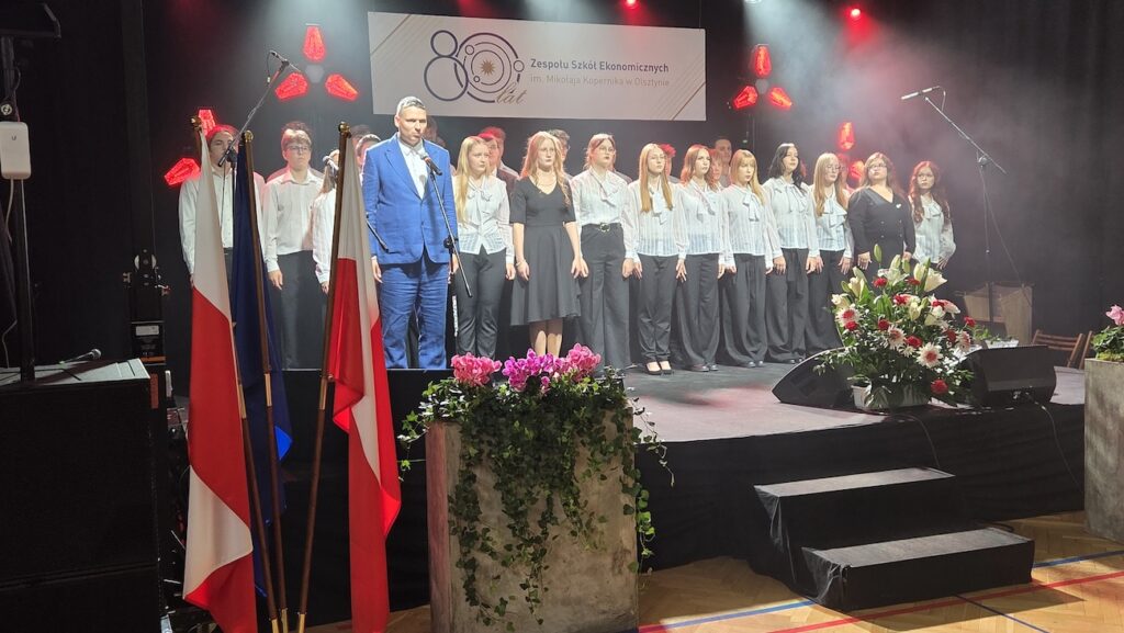 Chór szkolny z opiekunem Pocztu Sztandarowego