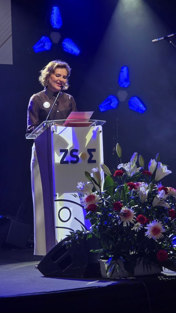 Przemawiająca Dyrektor Hotelu Park