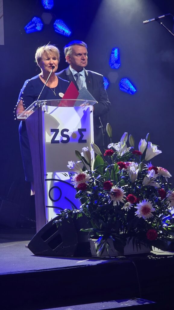 Przemawiający przedstawiciele związków zawodowych