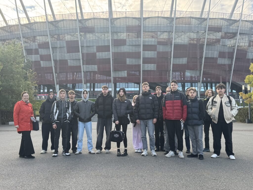 Uczniowie przed Stadionem Narodowym w Warszawie.