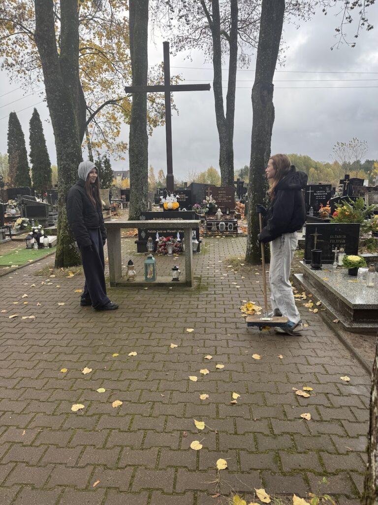 Uczennica sprzątające alejkę