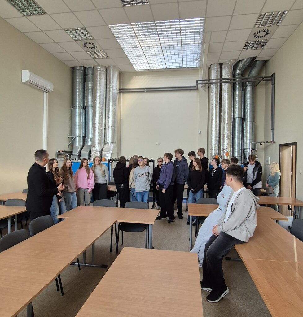 Uczniowie podczas wycieczki branżowej