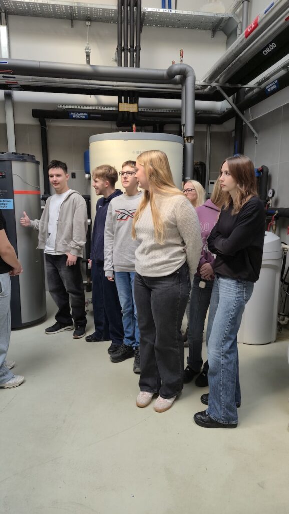 Uczniowie przysłuchujący się prelegentowi