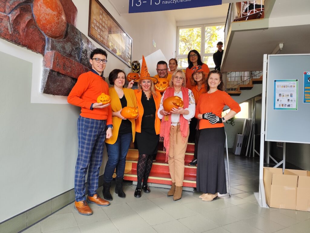 Nauczyciele na pomarańczowo w Halloween