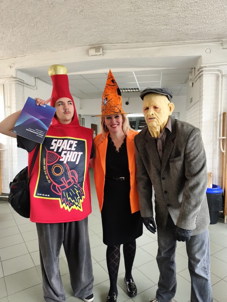 Nauczyciel z uczniami w przebraniach