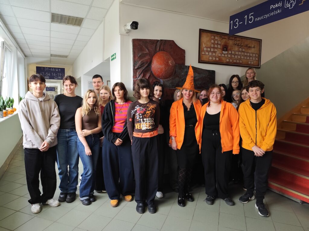 Grupa uczniów z nauczycielem