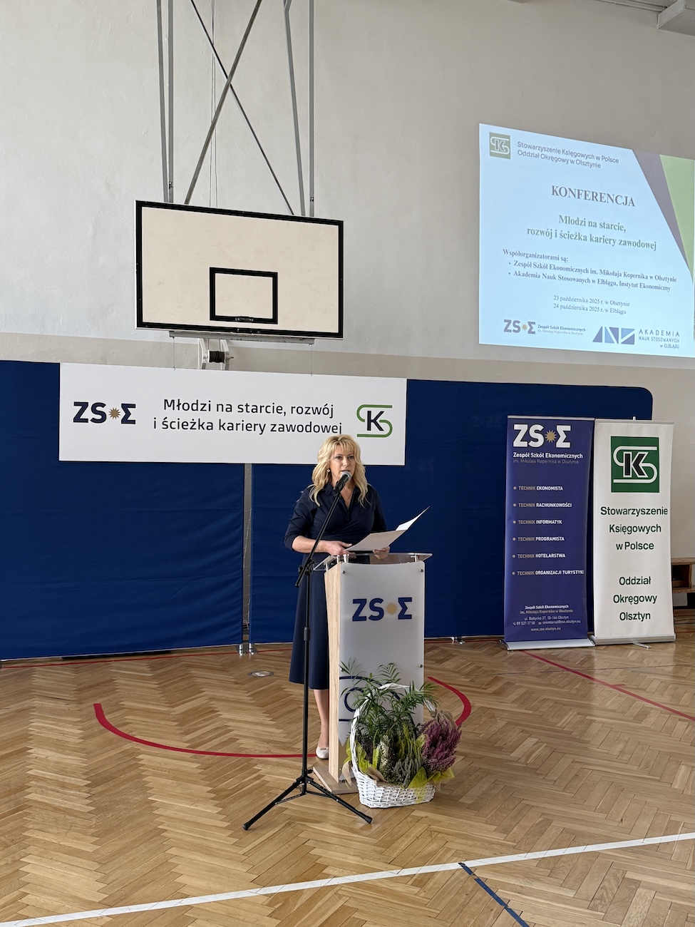 Profesor uczelni przemawiający do uczniów