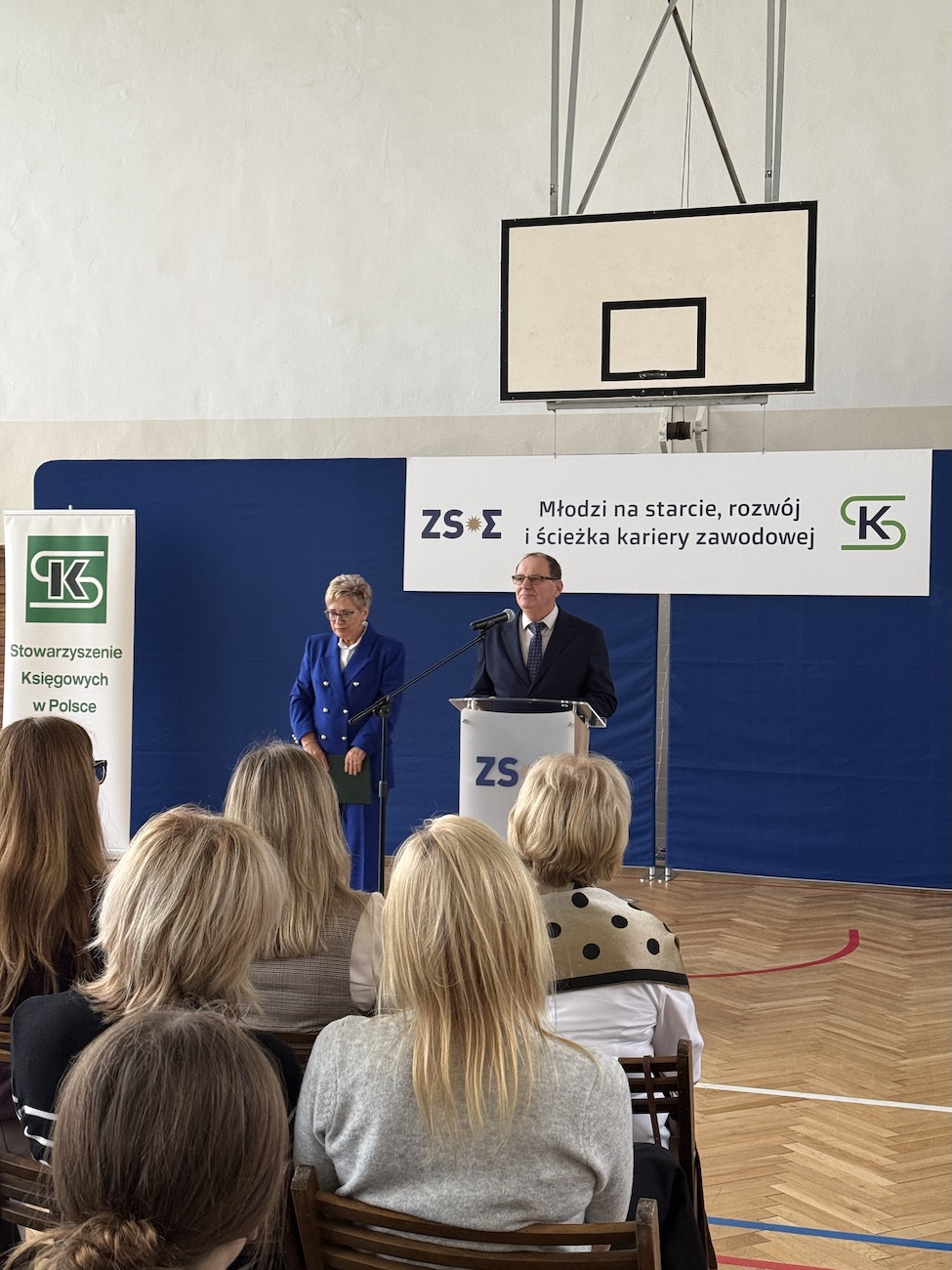 Przemawiający dyrektor