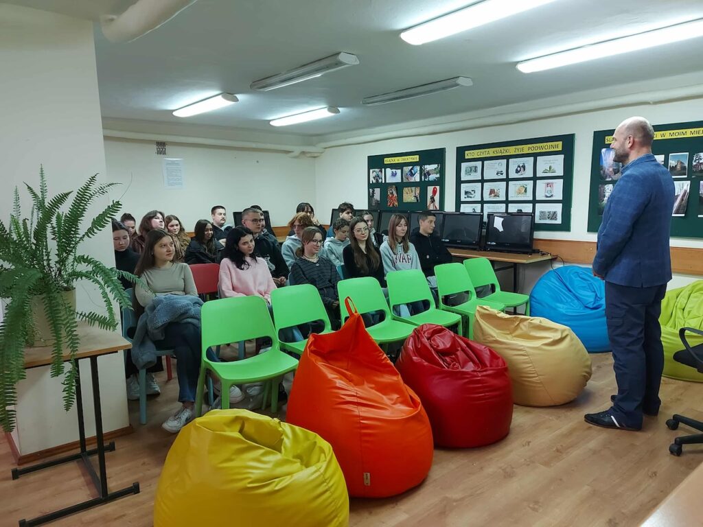 Uczniowie podczas spotkania autorskiego w czytelni