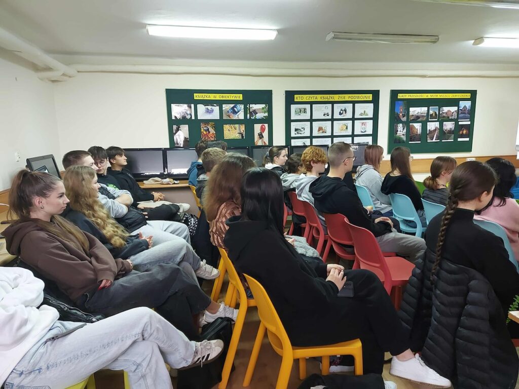 Uczniowie w czytelni