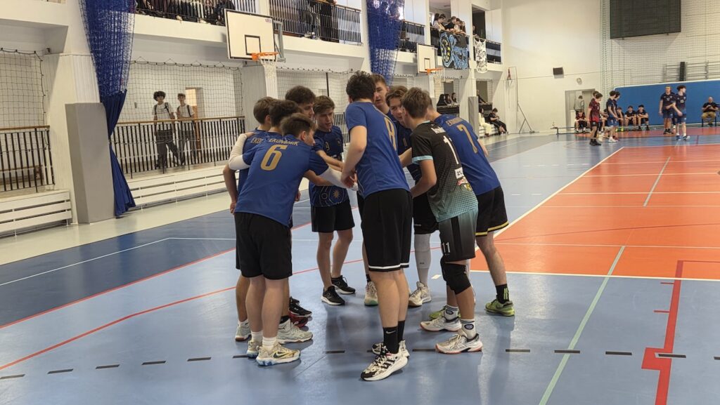 Męska drużyna siatkarska przed meczem.