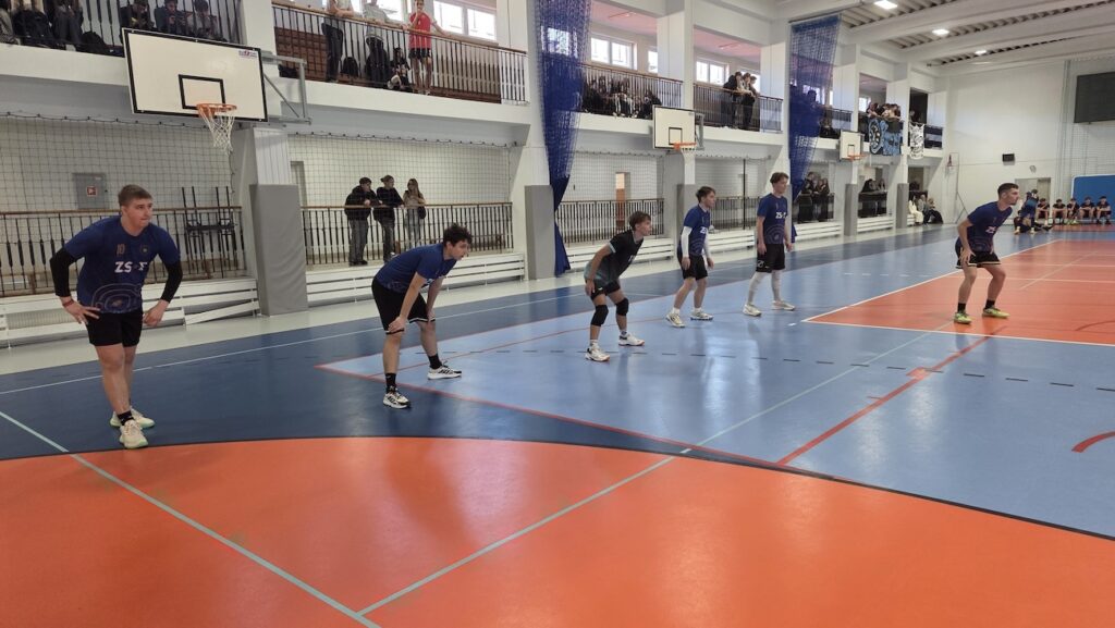 Uczniowie podczas meczu siatkówki